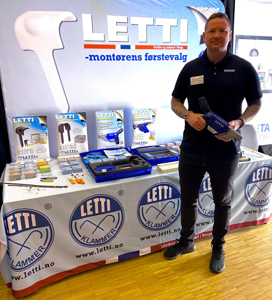 Jon Ivar ved Letti stand, med Letti Autohammer i hendene.